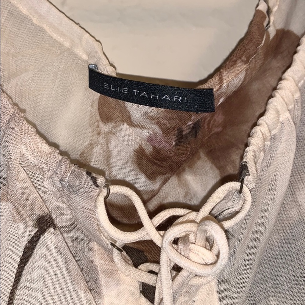 ♻️ Elie Tahari tan floral shirt - Picture 2 of 4